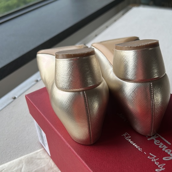 Ferragamo Vara bow pump in metallic platinum and gold leather looks like a dream - Picture 14 of 16